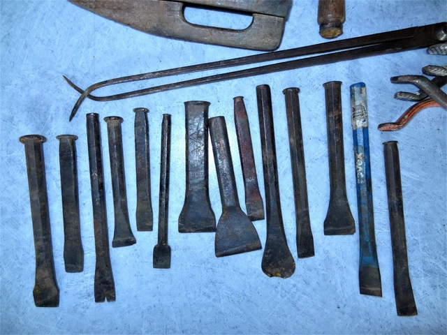 Ancien Outil De Tailleur De Pierre En Fer Forgé Avec Manche Artisanal Gravé - Vintage
