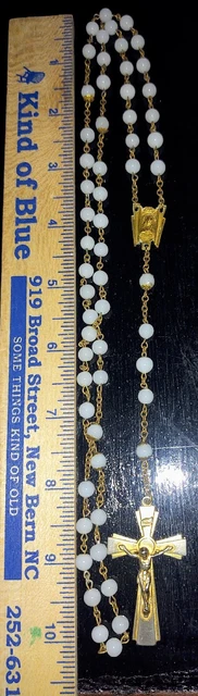 Bolas de vidrio blanco de colección de 20" latón y dorado... Muestra desgaste en la cruz INRI