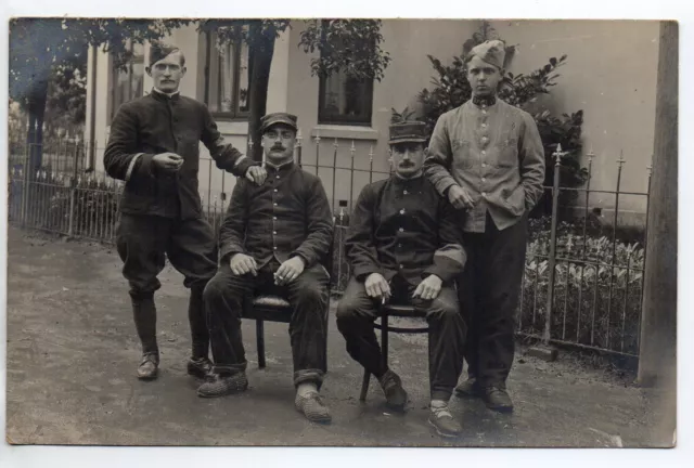 Thème VIE MILITAIRE & Guerre - CARTE PHOTO Non située - Soldats - cachet au dos