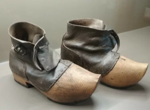 Ancienne paire de sabot en bois et cuir  art populaire -