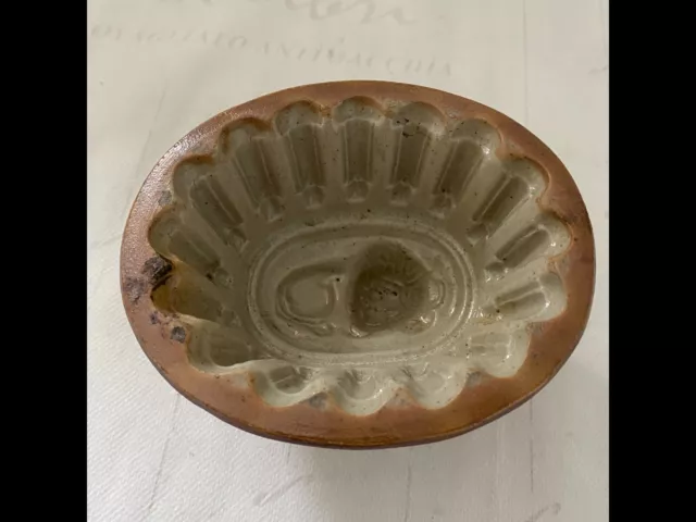 Antique Victorian salt glazed stoneware lion jelly mold/mould