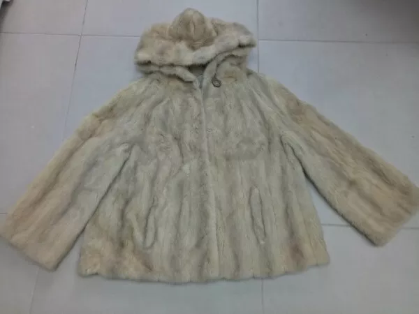 Manteau blanc-creme en vison d'élevage, à capuche 2