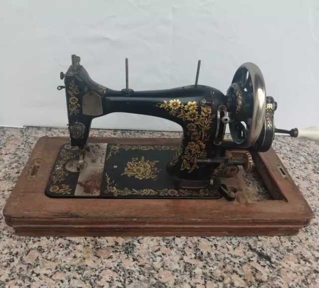 ANTIQUE HAND CRANK SEWING MACHINE MADE IN GERMANY 192Os