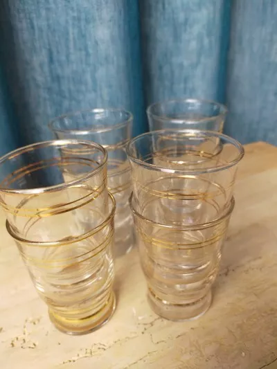 Lot de 6 verres gobelets anciens en verre décor émaillé. Hauteur : 7 cm 3