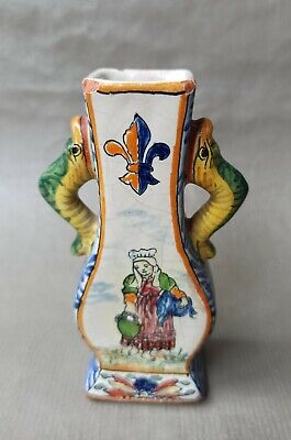 ANCIEN VASE EN FAIENCE QUIMPER FIGURANT UN BLASON ROYAL,LYS.XIXe. 