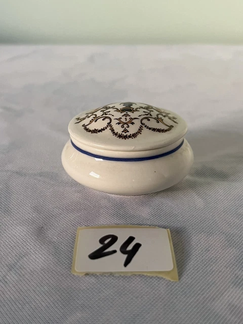 Boite à pilules  en faïence de Gien décor renaissance blanc N*24