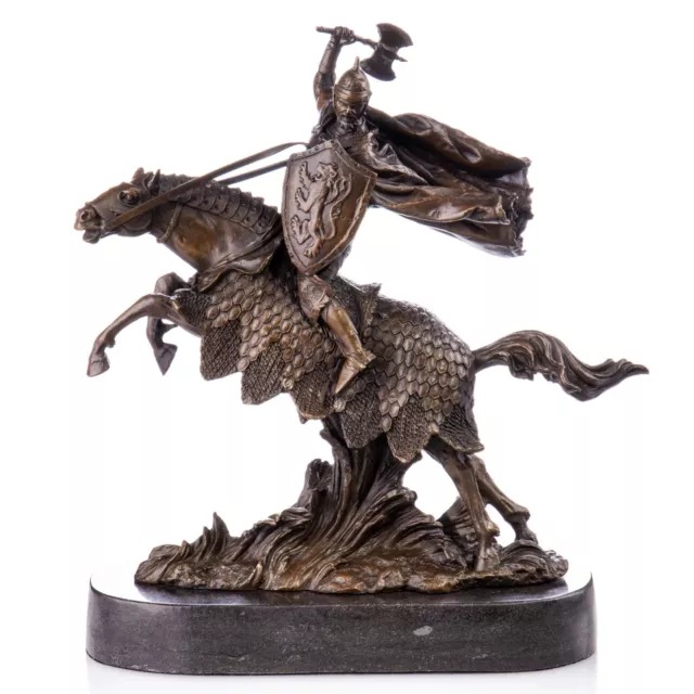 Bronzefigur Skulptur Ritter auf Pferd mit Streitaxt Bronze auf Marmorsockel