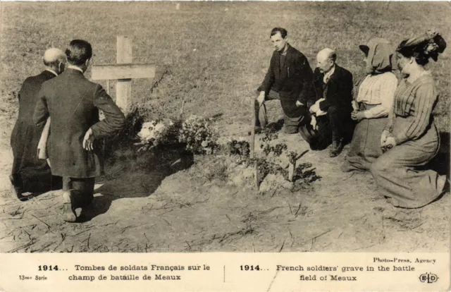CPA MILITAIRE Tombes de soldats Francais sur le champ de bataille (316837)