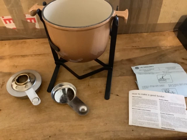 Juego de fondue de avellana de hierro fundido vintage LE CRUSET en soporte - ¡Nunca se ha usado!