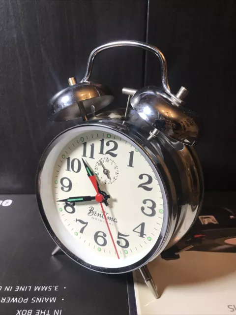 Retro Loud Double Bell Mechanical Wound Alarm Clock With Night Light