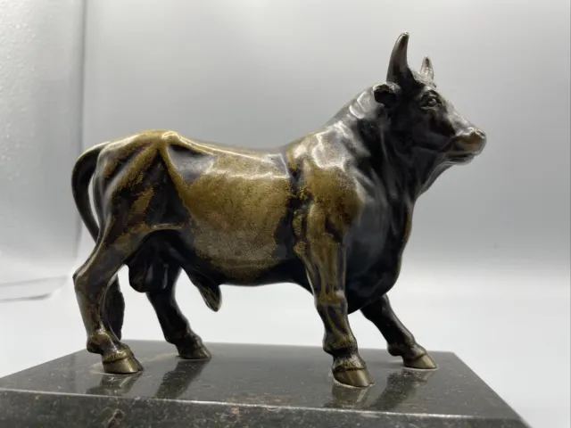 originale alte Bronze Skulptur eines Stier