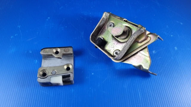 Gâche De Serrure Droite D’origine Pour Peugeot 204 Et 304 – Occasion En Bon état