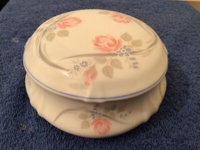 Bonbonnière en porcelaine de Limoges Lys Royal 