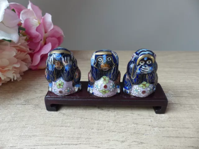 Trois figurines les singes de la sagesse en laiton et émaux cloisonnés sur socle