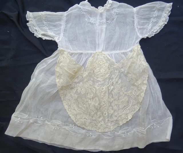 2200 / Jolie robe de baptême en linon et organdi blanc. T 12/18 mois