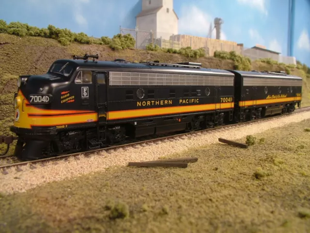 Athearn Genesis G 3253A/B Northern Pacific HO Scale F9 A & B #7004C & D Set