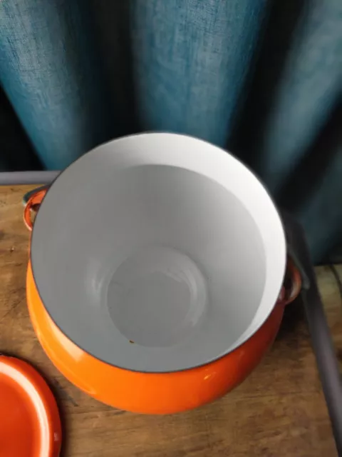 Ancien pot de cuisson en tôle émaillée orange 2