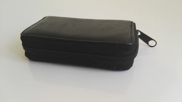 kleines schwarzes Leder-Etui mit Fächern und Reißverschluss