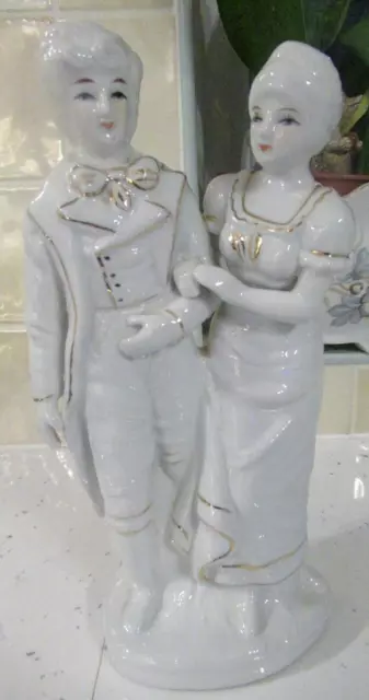 Vintage Schweres Porzellan Weisse Figur Eines Eleganten Paares Arm In Arm.