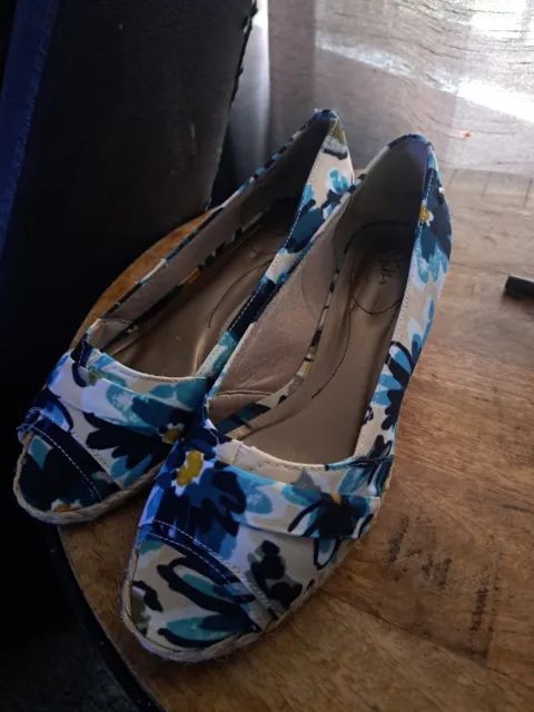 Life Stride Lavish  Womens blue and white  Peep Toe Wedge Heel Shoes Size 11