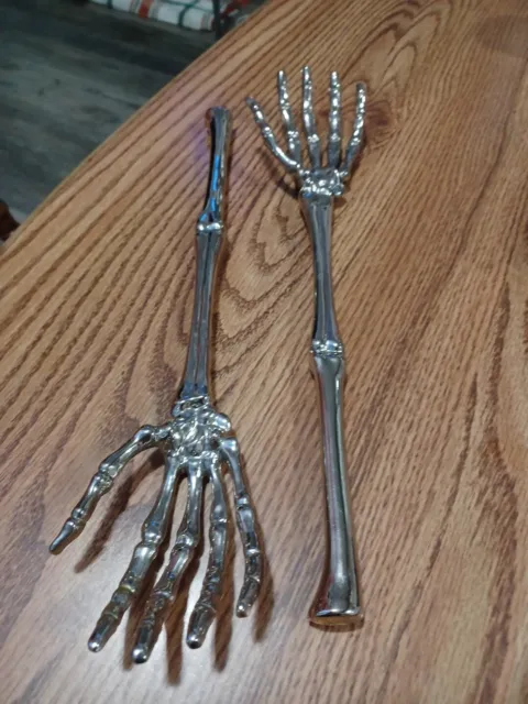 Juego de servir ensalada de manos esqueleto de granero de cerámica Halloween brazos de metal pesado huesos