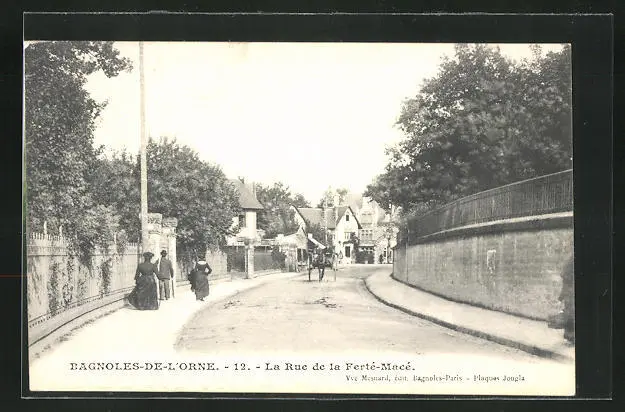 CPA Bagnoles-de-l'Orne, La rue de la Ferté-Macé, street view