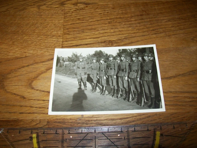 FOTO WEHRMACHT JUNGE Landser angetreten Waffe Stahlhelm Orden EK2