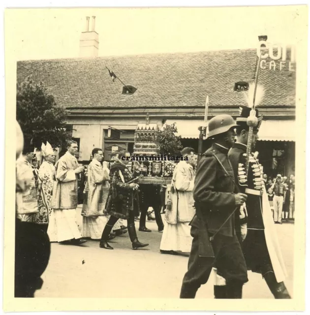 Orig. Foto Soldat Priester Bevölkerung bei Prozession in GYOR Győr Ungarn 1938