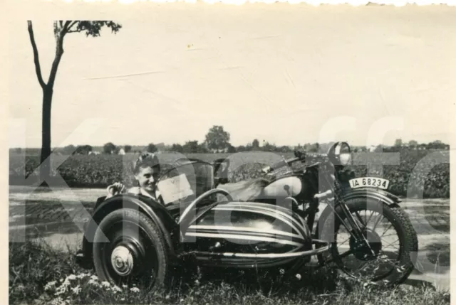 2x altes Foto 1940er Motorrad mit Beifahrer "Kriegsjahr 1942", 6x9cm