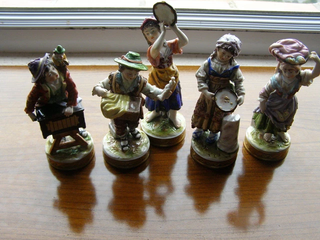 Collection  De Cinq Personnages Porcelaine Allemande Volkstedt Milieu Xxeme