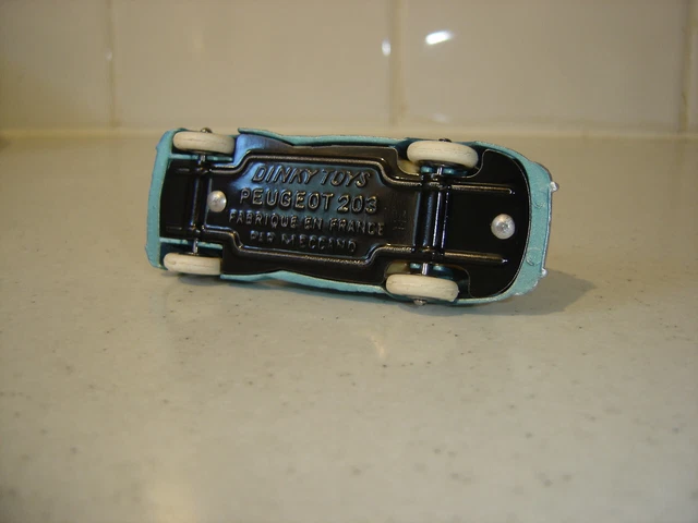 Dinky Toys Peugeot 203 réf. 24R restaurée version "découvrable" à rare pneus "M" 8
