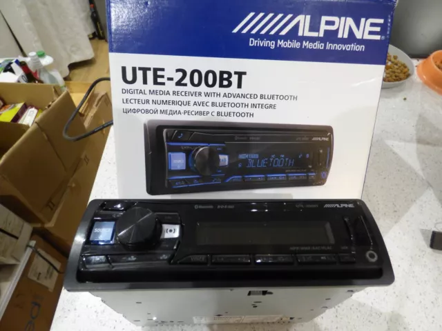 Alpine - UTE-200BT DIGITAL MEDIA RECEIVER WITH BLUETOOTH®