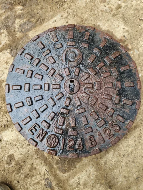 Reclaimed Round Cast Iron Manhole Drain Cover 340mm Lifting Keyhole FREE P&P