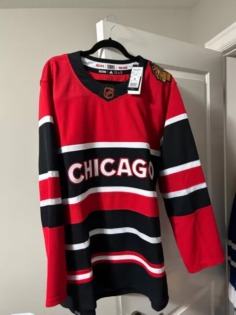 NHL on X: #ReverseRetro szn for the @nhlblackhawks has arrived. 👀  Chicago's Reverse Retro 2022 jersey features a literal interpretation of  Reverse Retro: reversed placement of black and red colors from the