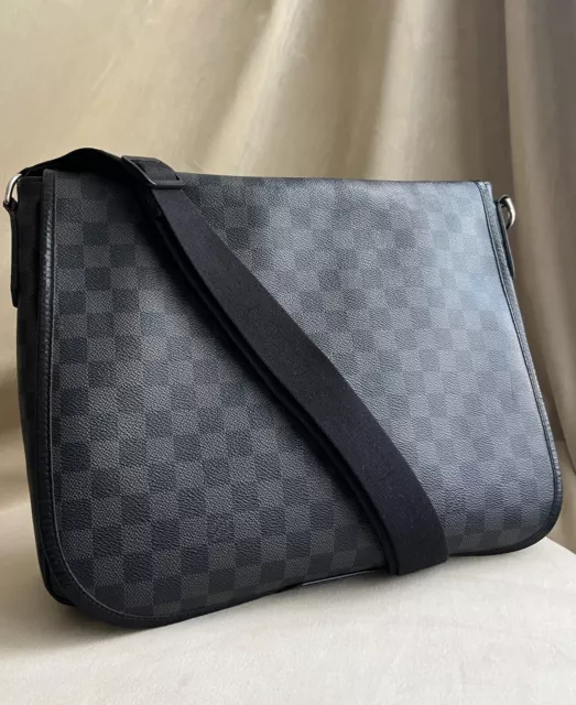 Louis Vuitton Damier Graphite Canvas Daniel GM Messenger Bag – STYLISHTOP