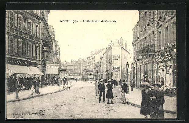 CPA Montlucon, Le Boulevard de Courtais, vue de la rue