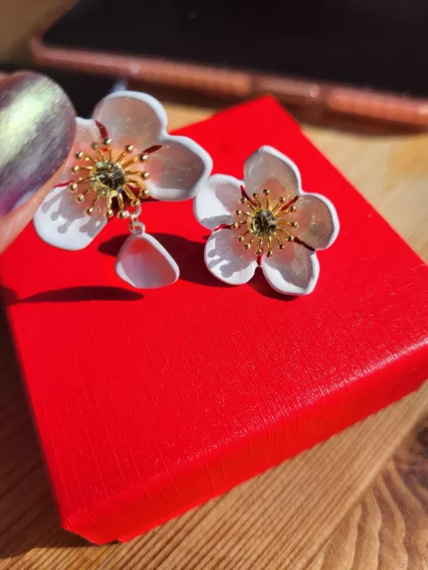 les nereides style Japanese White Flowers earrings