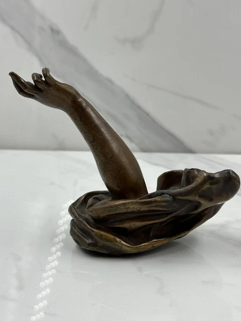 Pequeña figura de bronce Art Nouveau brazo desnudo escultura de bronce alrededor de 1900