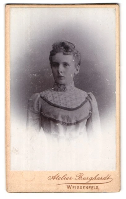 Fotografie Atelier Burghardt, Weissenfels, Portrait junge Dame im modischen Kle