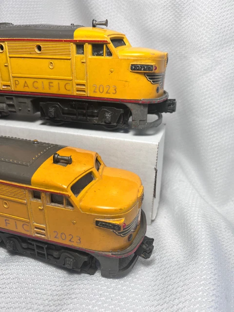 VTG Lionel 2023 O Gauge Union Pacific Gray & Yellow Diesel Locomotive  & Dummy 3