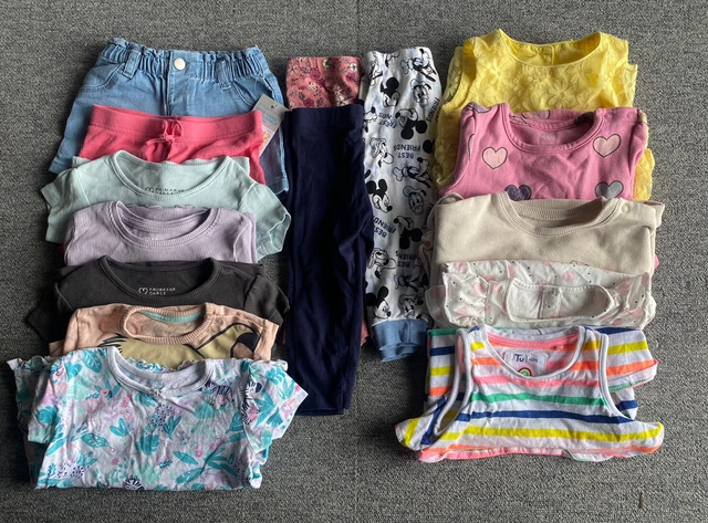 Pacchetto di abiti per bambine età 9-12 mesi. Collezione di 15 oggetti