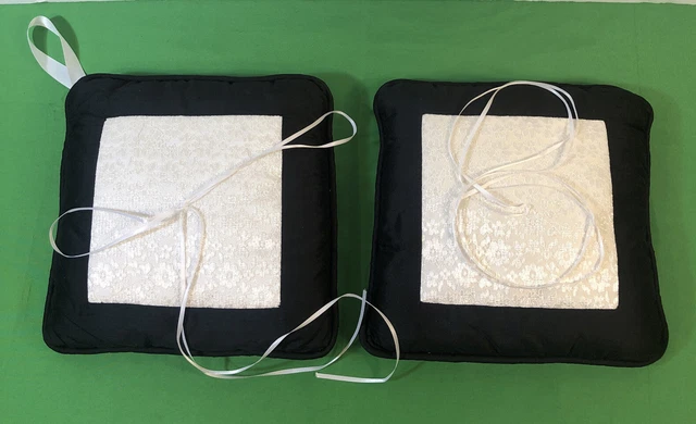 Dos almohadas negras con anillo de encaje blanco usadas una vez todavía en perfecto estado
