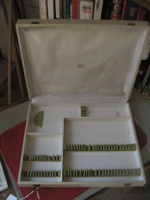 Ménagère en Métal Argenté 61 Pièces Fin XIXÈME Début XXÈME Modèle au filet. - L'écrin Antiquaire