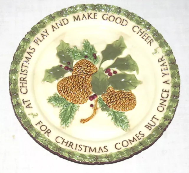 Grasslands Road 28.6cm Diamètre Noël Plaque - Holly & Pin Cônes - Neuf