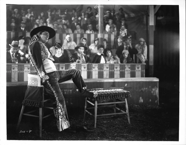 *Tod Browning's THE UNKNOWN (1927) Lon Chaney as Armless Circus Knife-Thrower