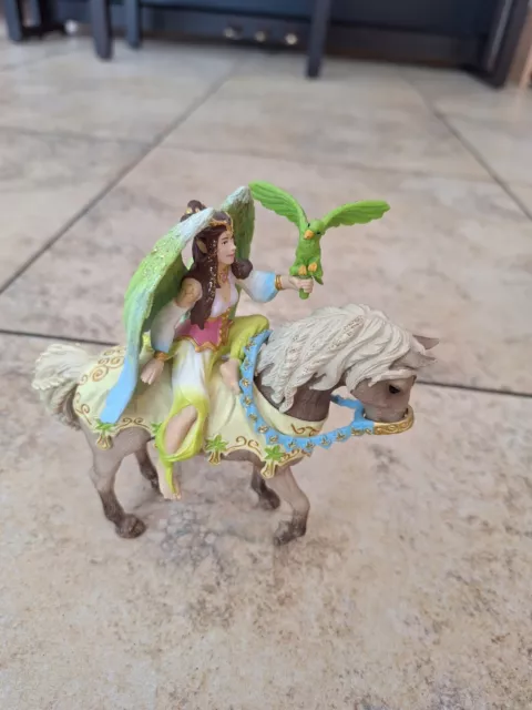 Schleich 70504 Elfen, Surah in festlicher Kleidung, reitend mit Pferd BAYALA