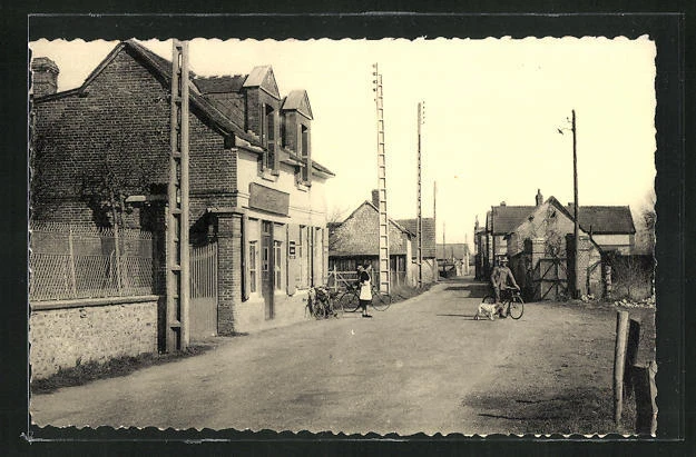 CPA Saint-Cyr-du-Vaudreuil, Rue de l´Église, vue de la rue avec des passants