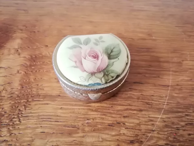 Vintage Pillendose Messingdose Dose geprägt Rose eingelegt gold weiß rosa 4 cm