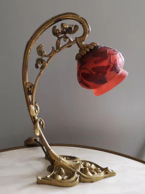 Lampe à pied en bronze art nouveau et tulipe signée Gallé