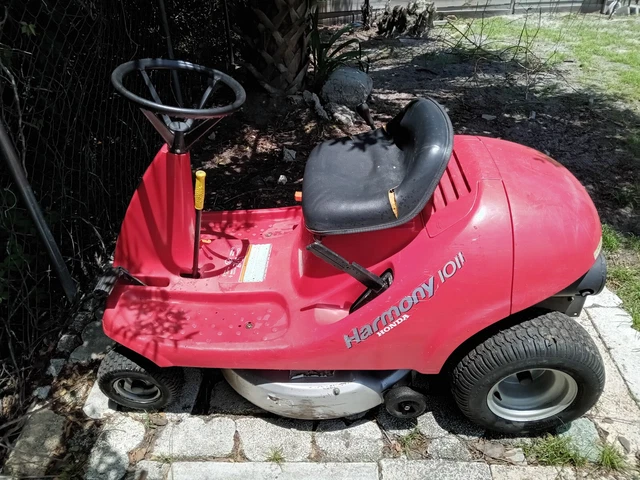 Honda Harmony Riding Lawn Tractor Mower H1011 so quite and fits anywhere